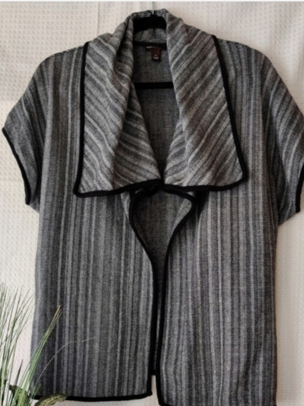 Dana Buchman Black and white Shawl Collar shrug Size Large